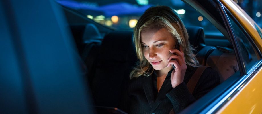 Frau im Auto bei Nacht