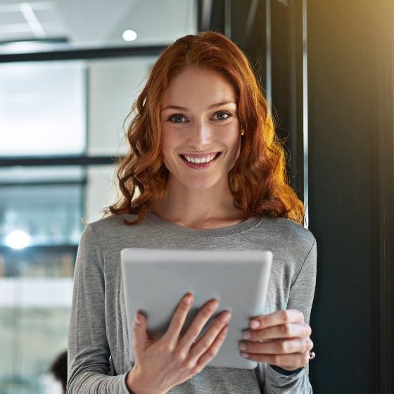 Geschäftsfrau mit Tablet