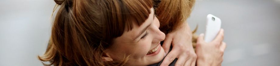 Zwei Frauen schauen gemeinsam auf ein Smartphone